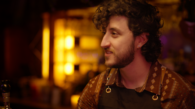 Second wide still from El Bar de Hernando